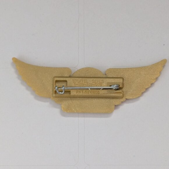 Vintage STOFFEL SEALS Spirit Airlines Plastic Wings Aviation Kids Pin - Picture 2 of 3